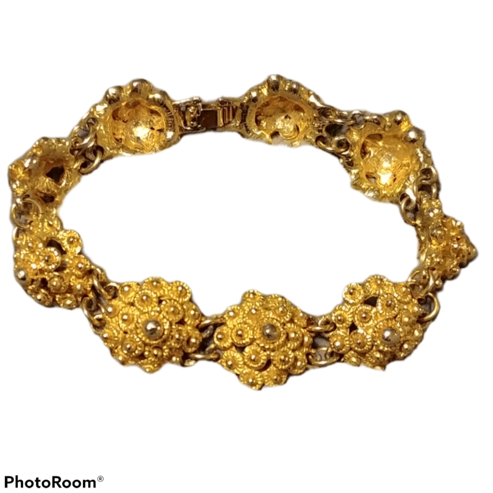 🌺2/$25 or 5/$50 Gold tone bracelet.